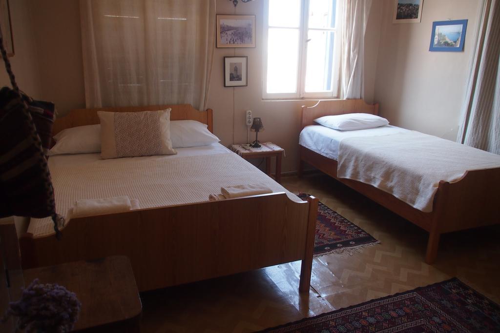 Istanbul Pension Ayvalik Bagian luar foto